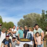 Miguel Ángel Silvestre Instagram – Mis abuelos  nos reunía los domingos y cocinaban paella para toda la familia en una masía a las afueras. Ellos se fueron y mis tí@s cogieron el testigo, ahora nosotros aprendemos a hacer la paella como lo hacían ellos. 
Eso para mi es vida y alegría.