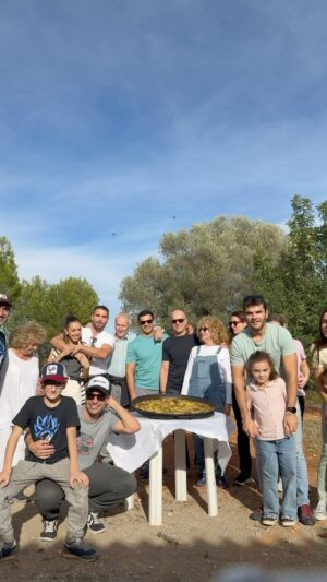 Miguel Ángel Silvestre Instagram - Mis abuelos  nos reunía los domingos y cocinaban paella para toda la familia en una masía a las afueras. Ellos se fueron y mis tí@s cogieron el testigo, ahora nosotros aprendemos a hacer la paella como lo hacían ellos. 
Eso para mi es vida y alegría.
