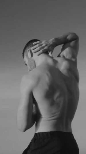 Miguel Ángel Silvestre Instagram - Mi esencia, mis raíces, el agua en el que perderme y donde siempre me encuentro #acquadigio @armanibeauty 
#publi
@jesus_pyn 
🎥 @ricardokuettel