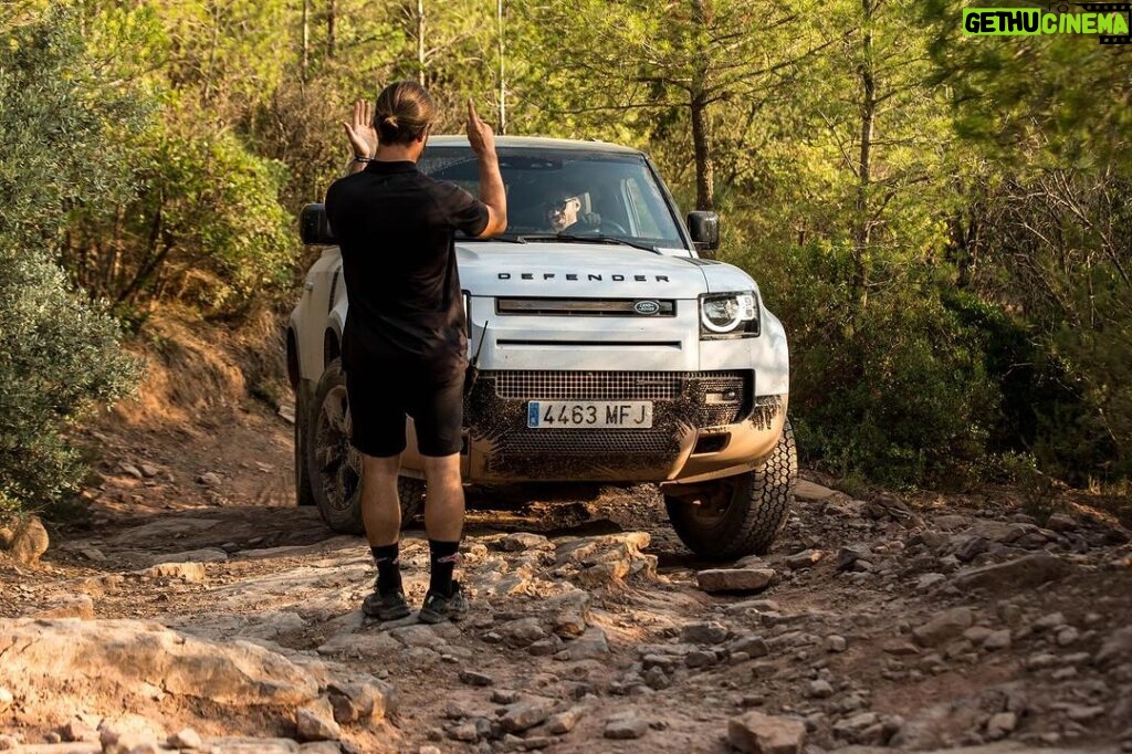 Miguel Ángel Silvestre Instagram - Living the moment con @landrover #defender @rosabellon Con el maestro #FieNestor.