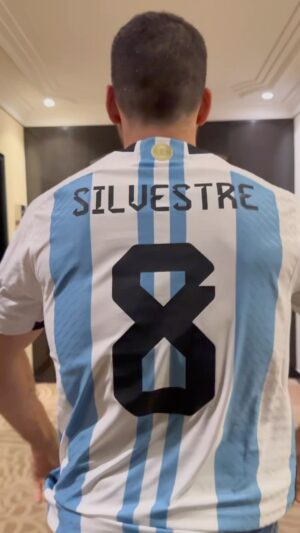 Miguel Ángel Silvestre Instagram - 6 horas libres en Buenos Aires. 
Un año en Argentina es lo que quiero. 
📸 @mariacomand @delfidorronzoro @lucero_mndz