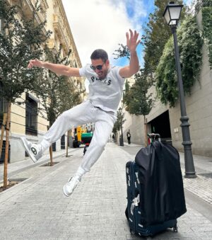 Miguel Ángel Silvestre Instagram - Camino de Buenos Aires, Argentina. Maximo de Felicidad!
@dior #diorb57 
@_._ka_._