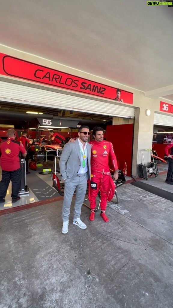 Miguel Ángel Silvestre Instagram - Mi highlight de la semana… mes… y año. Conocer a @carlossainz55 Vivir de cerca con su equipo toda la adrenalina del momento… Observar de cerca, su Don y capacidad de mantener la serenidad a 300 km/h con una responsabilidad inimaginable. Mucha suerte para hoy @carlossainz55 💥❤️