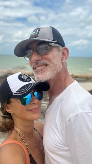 Miguel Varoni Instagram - …Cuando le pides que haga una 🤳🏼 pero se apodera del teléfono y hace 30 🙄🤣 les pasa??? @stsomewhereholbox 😍 #love #amor #pareja @vulcanoswimwear