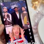 Mika Instagram - Entre 2 auditions à l’aveugle @thevoice_tf1 , on regarde ce styliste commenter nos tenues 😂