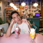 Mika Instagram - Occupé à préparer la nouvelle tournée et à tourner le clip de Jane Birkin DEMAIN ! Pour l’instant, voici quelques photos de moi à Paris posant avec un cupcake...et du nouveau merch ! Allez regarder les nouveaux produits via le lien dans ma bio ! Busy preparing the new tour and shooting the Jane Birkin music video TOMORROW! For now though here are some photos of me in Paris posing with a cupcake…and some new merch! Go check the new items out via the link to my French store in the bio! #NewMerch #ApocalypseCalypsoTour 📸 @nina_mzs