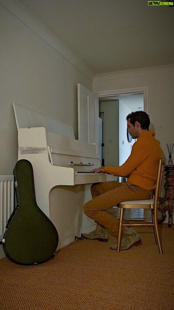 Mika Instagram - Reunited with my old piano for the first time in 2 years. I sat down and started playing a bit of one of my favourite songs from the new album - 30 secondes.