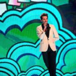 Mika Instagram - Honoré d’être ambassadeur du Gala des @piecesjaunes , qui viennent en aide aux enfants hospitalisés , ce soir dès 20:40 sur @france2 ❤️ Et j’y interpréterai pour la 1ere fois en live « Keep it simple » avec @vianneymusique. A tout à l’heure ! #GalaPiecesJaunes #PiecesJaunes #DonSMSau92111 📷 @anthonyghnassia