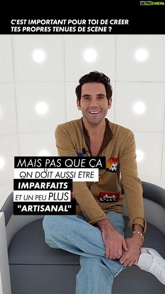 Mika Instagram - "Quand on pense à tous nos héros d'avant, hommes, femmes, peu importe, on ne pense pas à des marques, on pense à toutes les histoires qu'ils nous ont racontées, avec leurs formes." @mikainstagram crée ses propres costumes de scène et ils sont superbes. 🤩