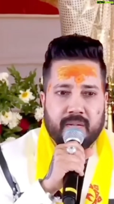 Mika Singh Instagram - Jai Shree Ram. I don’t usually sing Bhajans but this one truly came straight from my heart. Waheguru Ji was showering me with all his blessings on stage and hence why I was able to sing this Bhajan. Have a wonderful Tuesday ☺️.. . . . . . . . . . . . . #mikasingh #miksinghlive #bhageshwardhamsarkar🙏🚩🛕🕉️💐 #singersongwriter #singers #indinan #trending #viralreels .