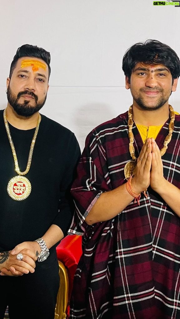 Mika Singh Instagram - Had a wonderful and peaceful time with the great Bababa @acharyadhirendrakrishnashastri Thank you so much for inviting me to attend such a good cause and for giving me your precious time.. . . . . . . . . . . . . #bhageshwardham #mikasingh #mikasinghlive ..