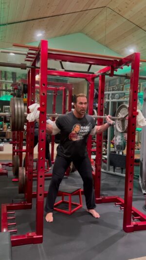 Mike O'Hearn Instagram - Chiefs or Niners ?  Take the pull below 

Cardio for me today 

420LBS / 190KG 

5 X 10  reps for cardio

Squat Bar from @mad_scientist_duffin  @kabukistrength