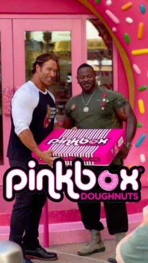 Mike O'Hearn Instagram - So good you’ll lick the box 

@realchefrush and the Titan carbing up the right way with  @pinkboxdoughnuts 

What’s your favorite donut? 👇 
Tag @pinkboxdoughnuts