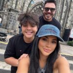 Mileide Mihaile Instagram - Colecionamos momentos! Aqui estão alguns cliques e dicas de Gramados que preciso compartilhar com vocês: 1 - Visita à Catedral de Canela (quem vai a Gramados quase sempre visita Canela, uma cidade a 30 minutos de distância); 2 - Um click meu na Catedral pois amei; 3 - Os 4 mosqueteiros no gelo (Snowland é um parque com neve real e tem a maior pista de patinação do Brasil); 4 - Tive que fazer uma palhaçada; 5 - Uma noite cinematográfica mereceu um selfie com Yhudy (jantar no Gatzz fará você entender por que Gramados é chamada de cidade cinematográfica); 6 - Um dia no Aquamotion (parque temático lindo, coberto e com água quentinha); 7 - Pizzaria Hector e suas bebidas enfeitiçadas (temática estilo Harry Potter que somos super fãs, a pizzaria tem um menu especial que vale a conhecer e sair da dieta); 8 - Pisando em uvas, literalmente (tradição gaúcha, relembrando como era a colheita das uvas e produção de vinhos com @joaoberlezi); 9 - Noite de Natal com os meus amores (faltaram muitos para meu coração se aquecer por completo); 10 - Meu aero look de hoje. Espero que vocês tenham gostado de acompanhar. Comentem aqui, qual momento da nossa viagem, vocês mais amaram! ❤️ Aeroporto Salgado Filho • Porto Alegre