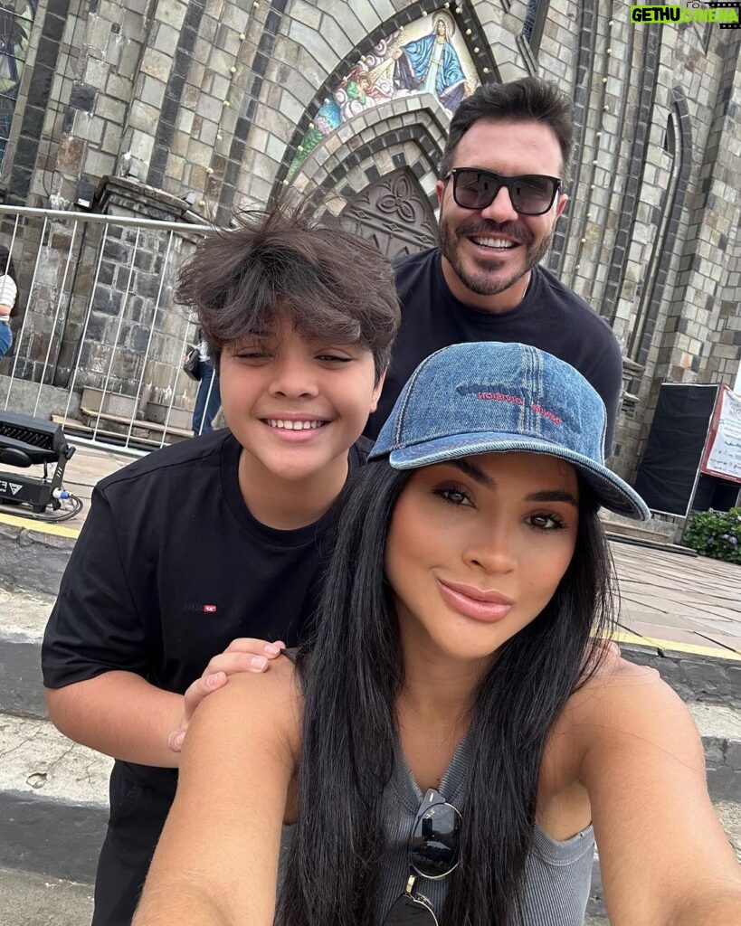 Mileide Mihaile Instagram - Colecionamos momentos! Aqui estão alguns cliques e dicas de Gramados que preciso compartilhar com vocês: 1 - Visita à Catedral de Canela (quem vai a Gramados quase sempre visita Canela, uma cidade a 30 minutos de distância); 2 - Um click meu na Catedral pois amei; 3 - Os 4 mosqueteiros no gelo (Snowland é um parque com neve real e tem a maior pista de patinação do Brasil); 4 - Tive que fazer uma palhaçada; 5 - Uma noite cinematográfica mereceu um selfie com Yhudy (jantar no Gatzz fará você entender por que Gramados é chamada de cidade cinematográfica); 6 - Um dia no Aquamotion (parque temático lindo, coberto e com água quentinha); 7 - Pizzaria Hector e suas bebidas enfeitiçadas (temática estilo Harry Potter que somos super fãs, a pizzaria tem um menu especial que vale a conhecer e sair da dieta); 8 - Pisando em uvas, literalmente (tradição gaúcha, relembrando como era a colheita das uvas e produção de vinhos com @joaoberlezi); 9 - Noite de Natal com os meus amores (faltaram muitos para meu coração se aquecer por completo); 10 - Meu aero look de hoje. Espero que vocês tenham gostado de acompanhar. Comentem aqui, qual momento da nossa viagem, vocês mais amaram! ❤️ Aeroporto Salgado Filho • Porto Alegre