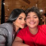 Mileide Mihaile Instagram - Colecionamos momentos! Aqui estão alguns cliques e dicas de Gramados que preciso compartilhar com vocês: 1 - Visita à Catedral de Canela (quem vai a Gramados quase sempre visita Canela, uma cidade a 30 minutos de distância); 2 - Um click meu na Catedral pois amei; 3 - Os 4 mosqueteiros no gelo (Snowland é um parque com neve real e tem a maior pista de patinação do Brasil); 4 - Tive que fazer uma palhaçada; 5 - Uma noite cinematográfica mereceu um selfie com Yhudy (jantar no Gatzz fará você entender por que Gramados é chamada de cidade cinematográfica); 6 - Um dia no Aquamotion (parque temático lindo, coberto e com água quentinha); 7 - Pizzaria Hector e suas bebidas enfeitiçadas (temática estilo Harry Potter que somos super fãs, a pizzaria tem um menu especial que vale a conhecer e sair da dieta); 8 - Pisando em uvas, literalmente (tradição gaúcha, relembrando como era a colheita das uvas e produção de vinhos com @joaoberlezi); 9 - Noite de Natal com os meus amores (faltaram muitos para meu coração se aquecer por completo); 10 - Meu aero look de hoje. Espero que vocês tenham gostado de acompanhar. Comentem aqui, qual momento da nossa viagem, vocês mais amaram! ❤️ Aeroporto Salgado Filho • Porto Alegre