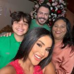 Mileide Mihaile Instagram - Colecionamos momentos! Aqui estão alguns cliques e dicas de Gramados que preciso compartilhar com vocês: 1 - Visita à Catedral de Canela (quem vai a Gramados quase sempre visita Canela, uma cidade a 30 minutos de distância); 2 - Um click meu na Catedral pois amei; 3 - Os 4 mosqueteiros no gelo (Snowland é um parque com neve real e tem a maior pista de patinação do Brasil); 4 - Tive que fazer uma palhaçada; 5 - Uma noite cinematográfica mereceu um selfie com Yhudy (jantar no Gatzz fará você entender por que Gramados é chamada de cidade cinematográfica); 6 - Um dia no Aquamotion (parque temático lindo, coberto e com água quentinha); 7 - Pizzaria Hector e suas bebidas enfeitiçadas (temática estilo Harry Potter que somos super fãs, a pizzaria tem um menu especial que vale a conhecer e sair da dieta); 8 - Pisando em uvas, literalmente (tradição gaúcha, relembrando como era a colheita das uvas e produção de vinhos com @joaoberlezi); 9 - Noite de Natal com os meus amores (faltaram muitos para meu coração se aquecer por completo); 10 - Meu aero look de hoje. Espero que vocês tenham gostado de acompanhar. Comentem aqui, qual momento da nossa viagem, vocês mais amaram! ❤️ Aeroporto Salgado Filho • Porto Alegre