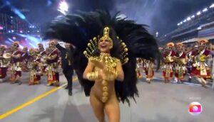 Mileide Mihaile Instagram - Esse momento terá que ficar registrado no feed, assim como ficou em minha memória! Que honra estar à frente da minha amada, @ritmofortebateria, em mais um ano! ❤️ #CarnavalDaMileide

Reprodução: Tv Globo/ Globo Play