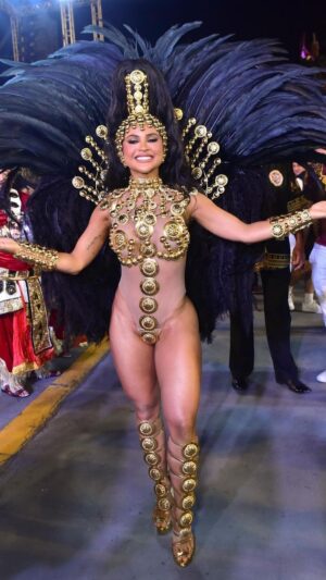 Mileide Mihaile Instagram - Abelhinhas, estou em êxtase! Gratidão resume tudo o que estou sentindo agora e senti na Anhembi. Desfilar como rainha de bateria na @grcesindependente sempre será uma experiência indescritível. Esse momento ficará gravado para sempre em minha memória. Agradeço a todos que tornaram esse sonho possível, e à comunidade que me acolhe com tanto amor e carinho. Que esta jornada continue a inspirar e celebrar a grandeza da nossa cultura e tradição! #CarnavalDaMileide