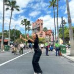 Mileide Mihaile Instagram - Dump 3/8 no Parque que tem todo o meu coração! 🐭🤠 1 - Foto clássica em frente ao elevador do terror (essa atração é quase parada obrigatória). 2 - Tentando um clique ousado. 3 - Consegui depois de sei lá quantos saltos. 4 - Muitos papos cabeças e declarações de amor com meu filho que está do meu tamanho, socorro. 5 - O mais esperado e amado da Disneylândia. 6 - Yhudy, colecionador de selfies de cria (nomenclatura que não sai do seu vocabulário nessa fase). 7 - Pluto sendo gaiato, nem acreditei. 8 - Selfie após a gaiatice com o mais simpático do almoço. 9 - Minha amiga, irmã e parceira de vida. 10 - Uma nativa passeando por aí. Walt Disney World's Hollywood Studio Park