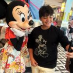 Mileide Mihaile Instagram - Dump 3/8 no Parque que tem todo o meu coração! 🐭🤠 1 - Foto clássica em frente ao elevador do terror (essa atração é quase parada obrigatória). 2 - Tentando um clique ousado. 3 - Consegui depois de sei lá quantos saltos. 4 - Muitos papos cabeças e declarações de amor com meu filho que está do meu tamanho, socorro. 5 - O mais esperado e amado da Disneylândia. 6 - Yhudy, colecionador de selfies de cria (nomenclatura que não sai do seu vocabulário nessa fase). 7 - Pluto sendo gaiato, nem acreditei. 8 - Selfie após a gaiatice com o mais simpático do almoço. 9 - Minha amiga, irmã e parceira de vida. 10 - Uma nativa passeando por aí. Walt Disney World's Hollywood Studio Park