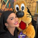 Mileide Mihaile Instagram - Dump 3/8 no Parque que tem todo o meu coração! 🐭🤠 1 - Foto clássica em frente ao elevador do terror (essa atração é quase parada obrigatória). 2 - Tentando um clique ousado. 3 - Consegui depois de sei lá quantos saltos. 4 - Muitos papos cabeças e declarações de amor com meu filho que está do meu tamanho, socorro. 5 - O mais esperado e amado da Disneylândia. 6 - Yhudy, colecionador de selfies de cria (nomenclatura que não sai do seu vocabulário nessa fase). 7 - Pluto sendo gaiato, nem acreditei. 8 - Selfie após a gaiatice com o mais simpático do almoço. 9 - Minha amiga, irmã e parceira de vida. 10 - Uma nativa passeando por aí. Walt Disney World's Hollywood Studio Park