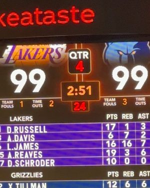 Mina El Hammani Instagram - Ayer fuimos a ver a los Lakers, teníamos que haber jugado pero estábamos demasiado cansadas después del entrenamiento del miércoles en Venice 😏🏀🏆 

Desliza hasta el final para saber por qué jiji 😛 

Gracias @itsgringa por esta súper experiencia, eres lo máximo 🦋
