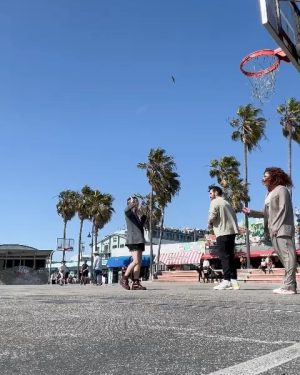 Mina El Hammani Instagram - Ayer fuimos a ver a los Lakers, teníamos que haber jugado pero estábamos demasiado cansadas después del entrenamiento del miércoles en Venice 😏🏀🏆 

Desliza hasta el final para saber por qué jiji 😛 

Gracias @itsgringa por esta súper experiencia, eres lo máximo 🦋
