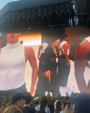 Mina El Hammani Instagram - COACHELLA 🥹💘🦋

Gozándolo muy fuerte con la R de RRRRREINA @rosalia.vt 🌹gracias por este regalo 

Y a mi @lauramontesinos43 por perrear conmigo hasta el suelo (y conducir 700 horas jajajajaja) tkm🥹🙏🏼💞