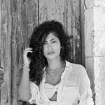 Mina El Hammani Instagram - Que tu sombra no sea fragmento tuyo que rechaces por vergüenza. Que sea simplemente un atisbo. Un escorzo, una muestra, una silueta marcada de todo lo bueno que habita rezuma y corretea por el interior de tu alma. @alejandraremon 📝✨ 📸 @john_giannatos 🤍