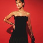 Mina El Hammani Instagram - Fantasía de fotos y de equipo ♥️♥️♥️♥️ Gracias siempre @neo2_magazine 💥 Fotografía @avanstokkum Realización @danielagtzgzz Entrevista @rodrigodiaz_r Maquillaje  @sofia.camarenaa @chanel.beauty @one__offartists offartists Peluquería @yosbaute para Goldwell de @one__offartists Vídeo @thefeelms Producción + Editor RAMÓN FANO @mongomeri Retoque Digital @_alphaestudio Asistente Fotografía piogarciaphoto Asistente Estilismo  @caterinapascual Asistente Peluquería @monik.rsoto Estudio @espacio_floreta_ @bulgari @monica_msi @sofiapedroche