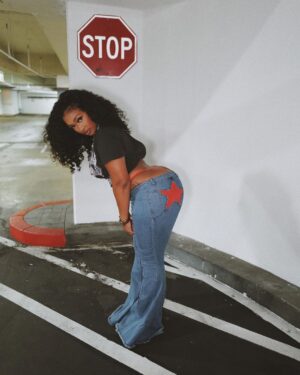 Miracle Watts Instagram - STOP , WAIT A MINUTE . 

Pants : @miracleskloset