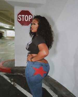 Miracle Watts Instagram - STOP , WAIT A MINUTE . 

Pants : @miracleskloset