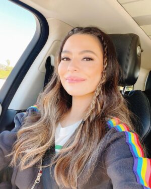 Miranda Cosgrove Instagram - Happy Sunday ❤️🌈