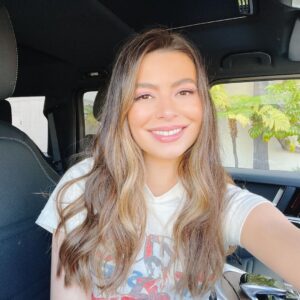 Miranda Cosgrove Instagram - Good moments from this week 🦋