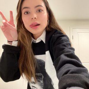 Miranda Cosgrove Instagram - 🤓