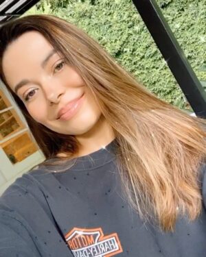 Miranda Cosgrove Instagram - 🖤✨