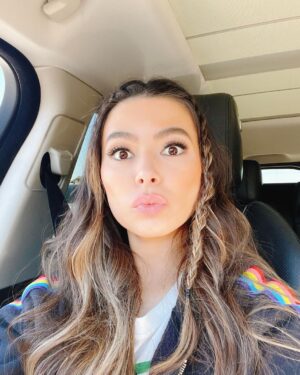 Miranda Cosgrove Instagram - Happy Sunday ❤️🌈