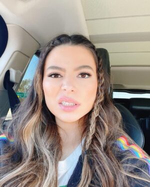 Miranda Cosgrove Instagram - Happy Sunday ❤️🌈