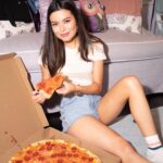 Miranda Cosgrove Instagram - Pizza for one ☝🏼🍕 📷 @carolinapalmgren 💁🏻‍♀️ @michaelhair 💄 @elienmaalouf