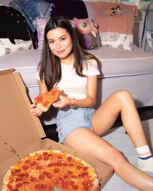 Miranda Cosgrove Instagram - Pizza for one ☝🏼🍕 📷 @carolinapalmgren 💁🏻‍♀️ @michaelhair 💄 @elienmaalouf