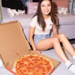 Miranda Cosgrove Instagram - Pizza for one ☝🏼🍕 📷 @carolinapalmgren 💁🏻‍♀️ @michaelhair 💄 @elienmaalouf