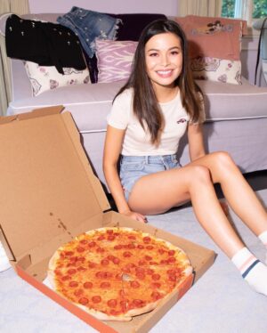 Miranda Cosgrove Instagram - Pizza for one ☝🏼🍕 📷 @carolinapalmgren 💁🏻‍♀️ @michaelhair 💄 @elienmaalouf