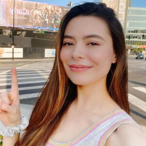 Miranda Cosgrove Instagram - Hi Mom Hi Dad