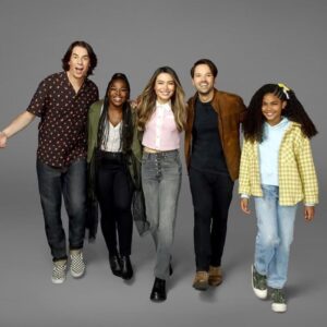 Miranda Cosgrove Instagram - New episode of @icarly is live on @paramountplus! This one is called iGotYourBack! New episodes every Thursday 💕
