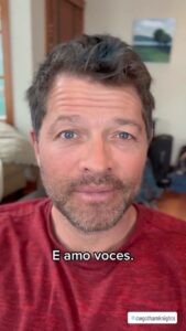 Misha Collins Instagram - Brasil, estarei chegando na sua televisão a partir de hoje à noite no @hbomaxbr! Assista #CWGothamKnights e diga-me o que você pensa.