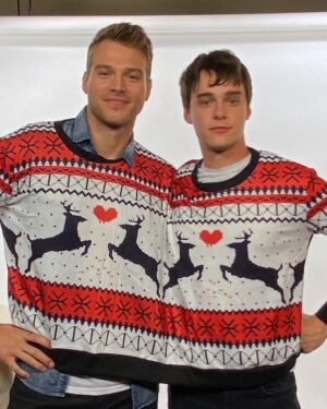 Mitchell Hope Instagram - A special message for my buddy Matt @matthew_noszka @kiernanshipka #letitsnow @lifeisaloha