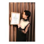 Mitsuki Takahata Instagram - 第43回 #日本アカデミー賞 にて﻿ 優秀助演女優賞をいただきました。﻿ ﻿ やったね！🍌﻿ ﻿ アカデミーの場には2度目の参加でしたが、﻿ なんというか、、うまく言えないけれど、﻿ 友人の結婚式にお邪魔する感覚に﻿ 少し似ています。笑﻿ ﻿ 目の前で、ひとが最高に喜んでいる姿を見ると﻿ なんだか泣けてくるというか、﻿ こちらも最高に嬉しくなってくるといいますか。﻿ ﻿ 幸せをお裾分けしてもらえる感覚が、﻿ 少し似ています。﻿ ﻿ ﻿ 今回は友人の桃李くんが呼ばれた瞬間、﻿ 全身の血がガッと沸いて﻿ めちゃくちゃ嬉しくなりました。﻿ 新聞記者出てないけど！笑﻿ ﻿ 前回の花も然り😊﻿ ﻿ ﻿ 私は、次こそは、﻿ 作品を引き提げて、チームの皆んなで。﻿ この場にまた来たいな、と思いました。﻿ ﻿ ﻿ ﻿ #こんな夜更けにバナナかよ　チームの皆に。﻿ 愛を込めて💋