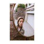 Mitsuki Takahata Instagram - 柄を背負うわたし。﻿ ﻿ 映り込むカメラマン。﻿ ﻿ ﻿ ﻿ #纏い纏われふりふられ ﻿ #不定期私服連載