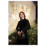 Mitsuki Takahata Instagram – 蝶ネクタイでルンルンです。
コナンくんです。

表参道がとても美しく彩られているので、
みなさまぜひ☺️✨

@Dior
#DiorCruise
#ディオールホリデーポップアップ 
#ディオールファインジュエリー
#SupportedByDior